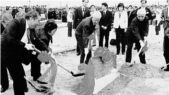 万里为宁波大学奠基。