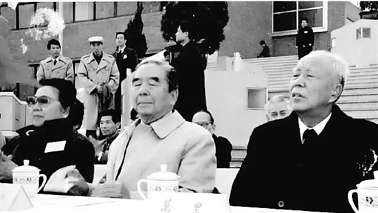 万里(右)出席宁波大学开学典礼。