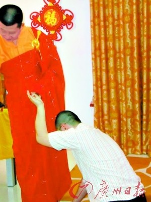 弟子对吴泽衡顶礼膜拜。(资料图片)