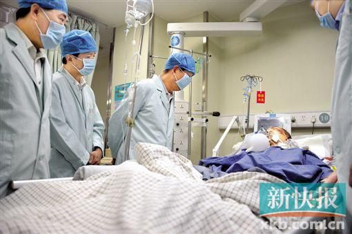 身负重伤,带着呼吸机的郑浩源暂时无法说话。