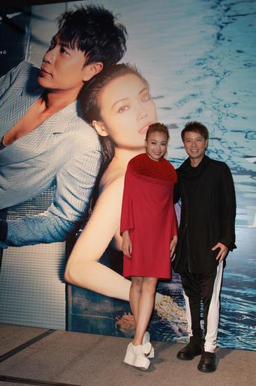 李克勤容祖儿举行《世界真细小》MV首播会|李