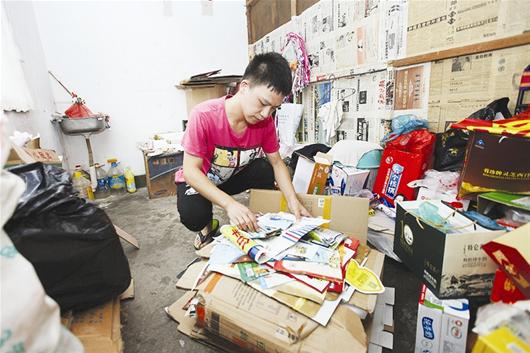 图说:夏志远收拾破烂