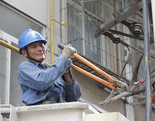 副班長劉冰消除電纜隱患