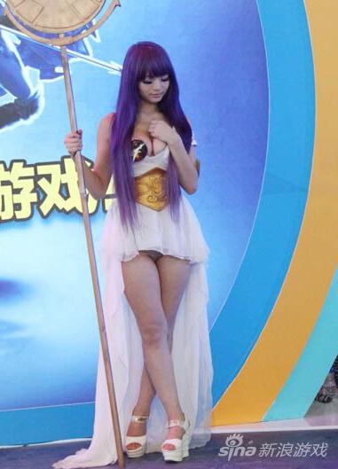 中青宝雅典娜穿着过于暴露被请出场