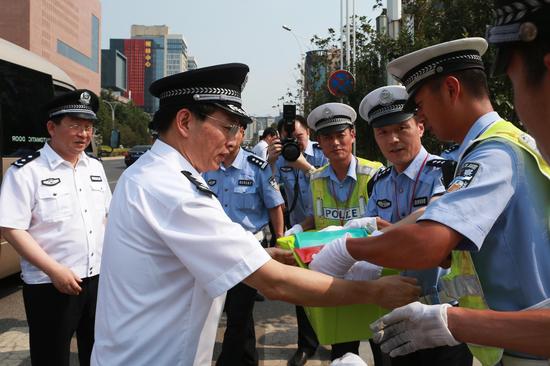 許甘露來到金水路與農業南路交叉口交警執勤點。