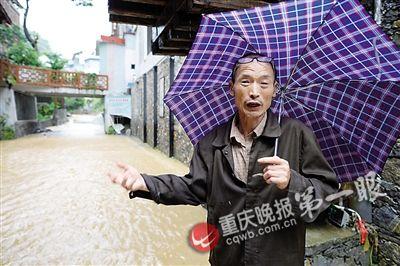 ▲廖中华在现场讲述事发过程