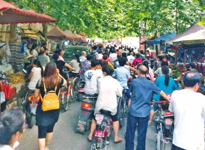 擁堵不堪的北倉中街流動攤販疏導點