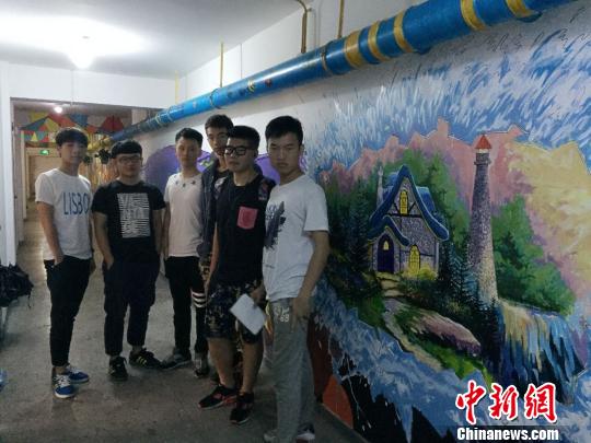 一等奖获奖作品《蓝色梦幻》和创作团队。 陈小环 摄