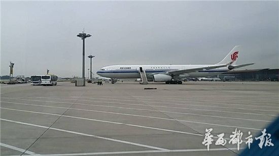 7月16日晚,国航cA1426成都飞往北京的航班,因北京出现雷雨天气,造成航班晚点。某旅客为发泄不满,向双流机场打举报电话谎称:飞机上有炸弹。 接到消息后,双流机场公安局和负责安检的工作人员高度重视,迅速启动防恐预警方案,釆取措施,组织警力紧急出动,对cA1426飞机和旅客行上上下下里里外外全面安全检查。 17日早晨6点50,cA1426航班顺利降落在北京首都机场3号航站楼。众多旅客对双流机场公安警务人员和安检人员的高度责任感以及一流的防恐业务素质给予了高度赞扬。