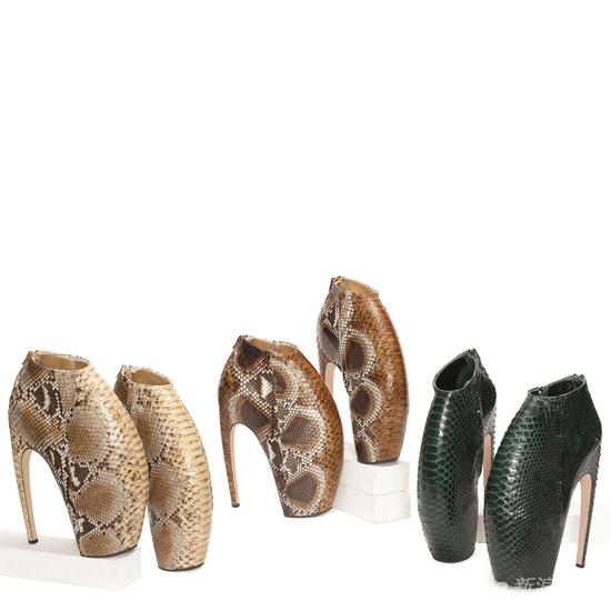 麦昆拍卖Armadillo靴子为儿童基金会筹款