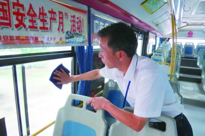曹秀敏在公交车内打扫卫生。(图片由繁昌运通公交公司提供)