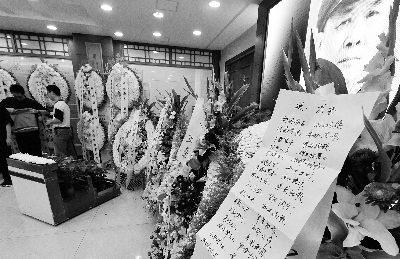 罗浪的孩子京京为父亲写了一首诗《送：老爸》 摄/法制晚报记者 郭谦