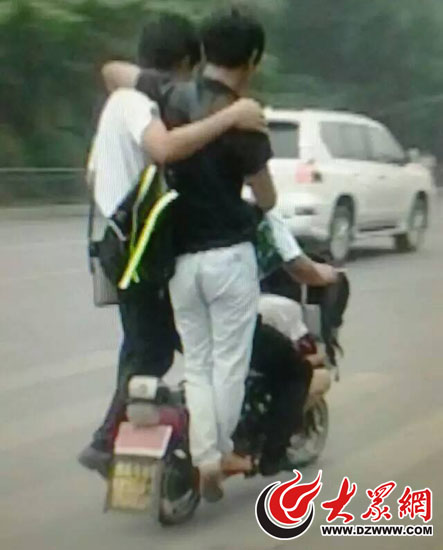 3男1女合乘一辆电动车，令目击者连呼“太牛了”