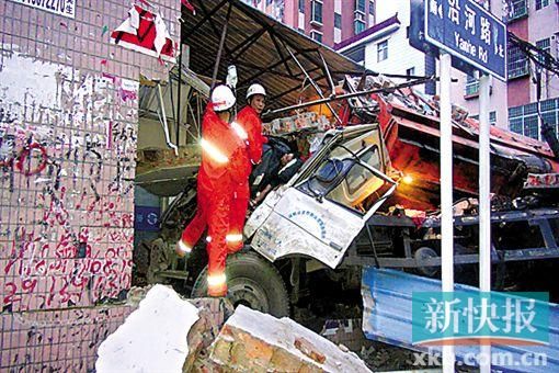环卫车撞塌铁皮房。通讯员供图