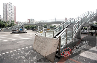 鲁能巴蜀中学外,新建的人行天桥入口被封闭。 重庆晨报记者 雷键 摄