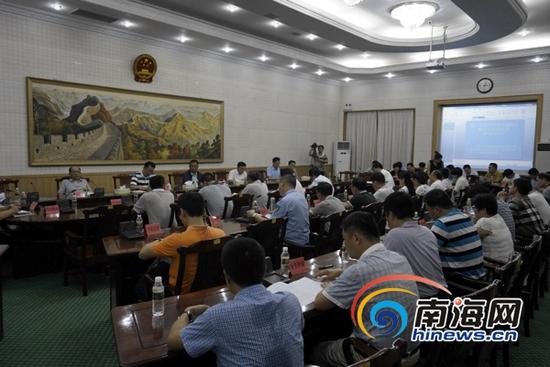 7月16日下午,海口市召开农贸市场环境秩序整治工作动员会,会上公布了《海口市推进农贸市场环境秩序整治工作实施方案》。(南海网记者周静泊摄)