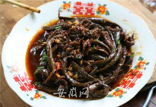 红烧后的“怪鱼”肉质较细腻,味道不错。