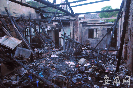 芜湖一老小区房子着火连烧5户 大消防车开不进