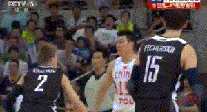 李慕豪高位策应助攻周琦完成扣篮