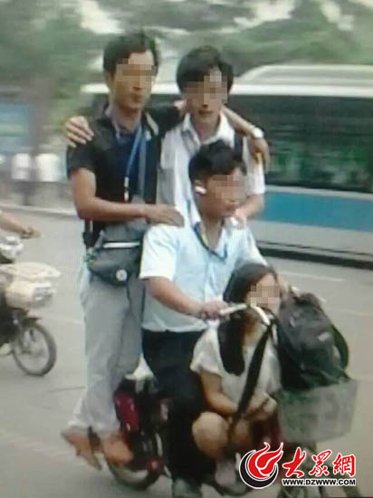 3男1女合乘一辆电动车，令目击者连呼“太牛了”。