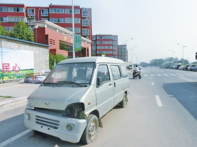 堵門的面包車被挪到馬路上，現在渾身是傷。