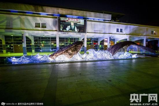 两个鲸鱼雕塑亮相千禧广场