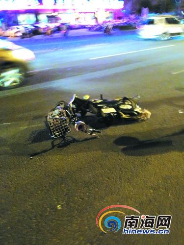 一辆黑色电动车倒在地上。南国都市报记者王小畅摄