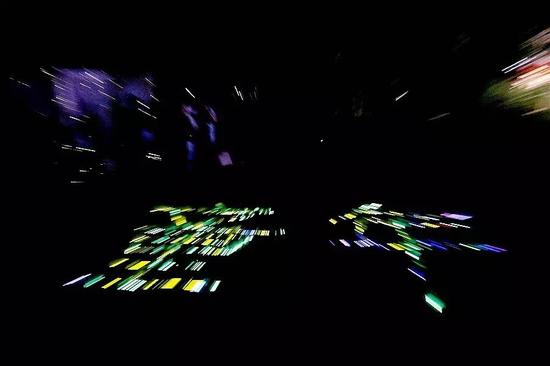 游客用1萬只螢火蟲裝滿150個瓶子，拼成“童年”兩個字