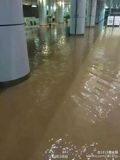 金华义乌遭遇强降雨 义乌机场新候机楼大厅被