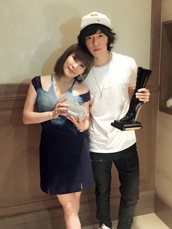 温岚庆生期许专辑亚洲大卖_手机新浪网