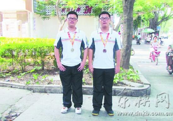 杨国炜(左,杨国烨相貌相似,爱好相同(泉州七中供图)