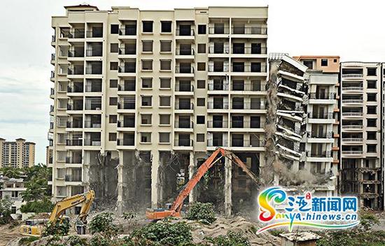 7月17日下午,三亚天涯区桶井市仔村的违建被“放倒”。