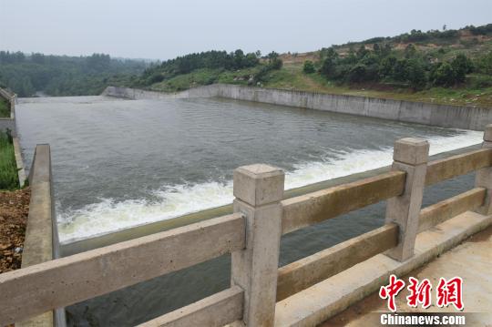 7月正值汛期，莺河二库泄洪场景 马芙蓉 摄