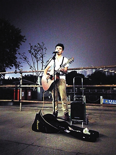 重庆流浪歌手上《中国好声音》 曾在大学城驻