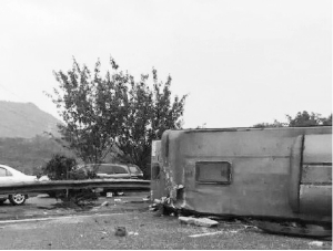 深汕高速惠东段载41人大巴车侧翻致3死7伤