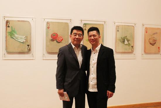 左至右:中华人民共和国驻德文化参赞陈平,艺术家黄勇
