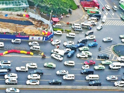 兩股車流搶道形成擁堵點