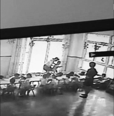 視頻中女教師雙手將幼童抱起網絡視頻截圖