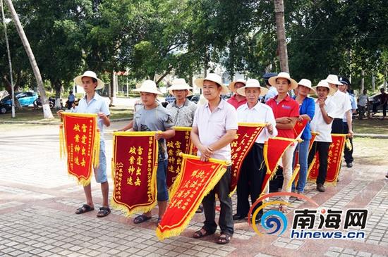 失主们领到失而复得的财物后感激不已，纷纷给办案民警送上锦旗以及感谢信表达谢意