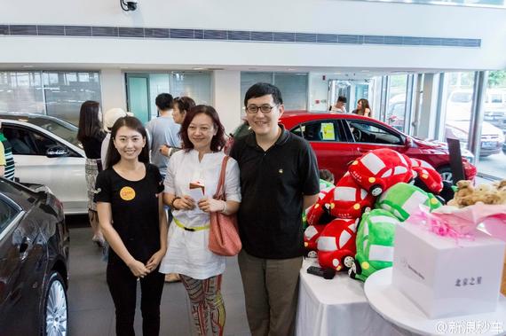 秒车老板给第一位成单客户颁奖,此处有掌声...