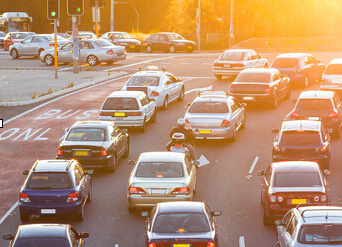 资料图片：车流密集的街道。（图片来源于网络）