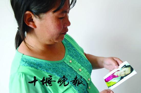 “傻女儿,你咋舍得丢下我们离去啊……”小敏的母亲拿着女儿照片悲痛欲绝。