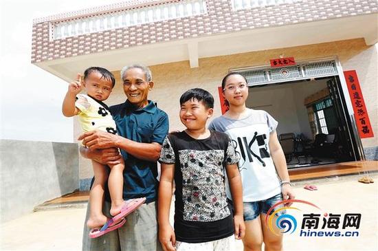 2015年7月14日,林克芝老人和家人站在新房前,幸福满溢。本报记者陈元才摄