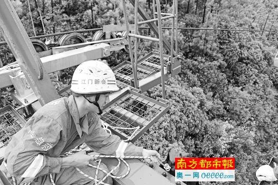 昨日,江门市新会区古兜山的观光缆车支架被雷击后,消防人员开展急救。 通讯员供图