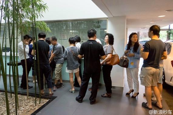 排队订豪车,这场面也只能在新浪秒车团购会看到!32个赞!!