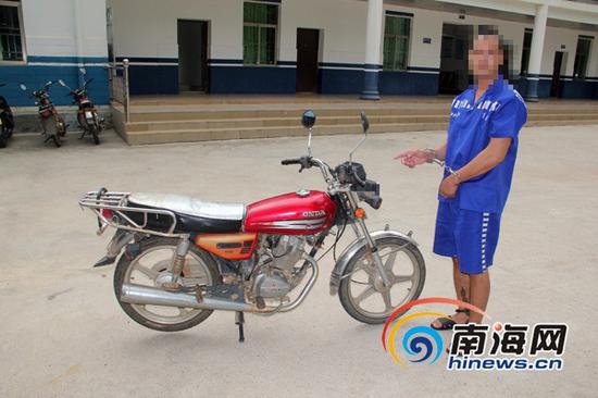 通常摩托车都会以“姑娘”为代号进行销赃,图为指认现场。(警方供图)