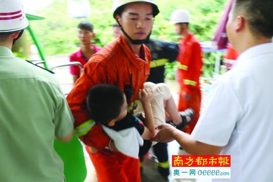 18日,江门市新会区古兜山的观光缆车遭雷击发生故障,消防官兵在现场将一名被困男童救出。江门新会消防大队供图