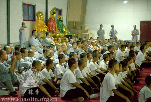 俄罗斯延彬少林功夫学校的学员们与少林寺僧众欢喜交流