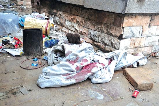 事發現場，流浪漢遺留的垃圾和雜物