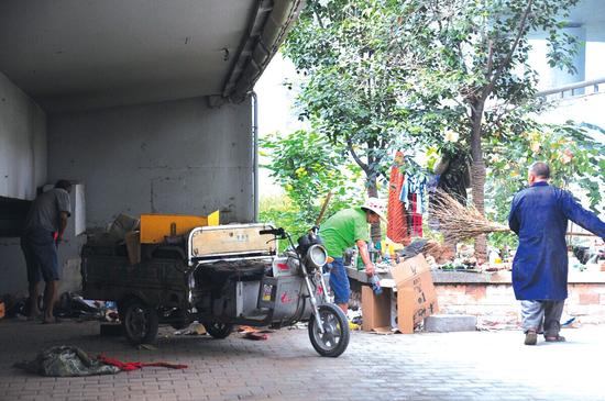 綠化工人在清理現場